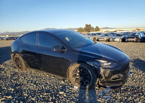 2022 Tesla Model Y z USA, uszkodzony, nr VIN 7SAYGDEE3NF555532